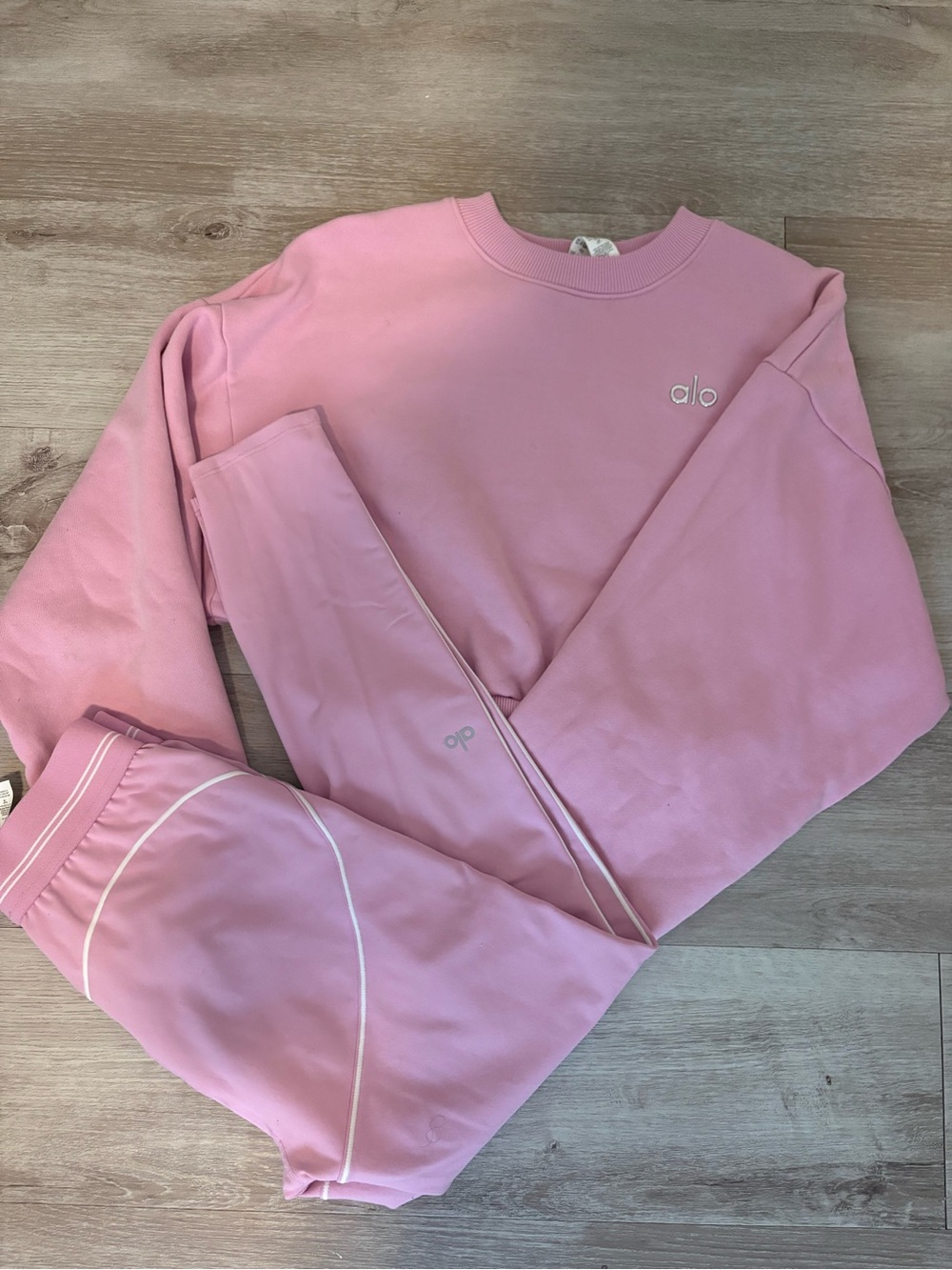ALO Yoga Pink Cropped Crew Sweatshirt with matching leggings - Picture 2 of 4